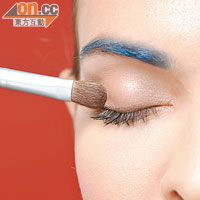 Step 2<br>於眼窩塗啡色眼影，用掃Blend開營造由淺至深的效果。雙眼較細或較腫的人，可將眼影掃高一點，令眼窩更深邃。