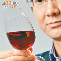 望紅酒的顏色及「掛杯度」，是品酒的其中一個環節。