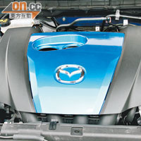 全新2.0 SKYACTIV-G引擎，配上的藍色引擎蓋與車身顏色相同。