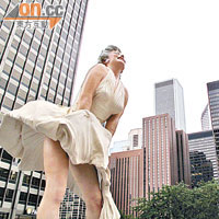 雖然夢露雕塑「Forever Marilyn」是藝術，但惹來不少街坊議論將藝術色情化。