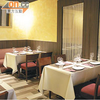 餐廳裝修簡單雅致，座位算闊落；設有包場服務。