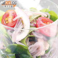 紫薯粉蟹肉木耳菜沙律 $168<br>木耳菜質感爽脆，用來代替菠菜做沙律，口感更豐富。醬汁則是充滿泰國風味的酸甜汁，十分開胃。