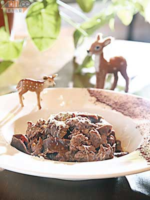 Handmade Cocoa Scented Tagliatelle Pasta Tossed with a Rich Deer Ragout $218（b）<br>DiVino的意大利野生鹿肉，以紅酒、雜菜、香草醃2日才焗香，配以自家製朱古力味意粉及醬汁，配搭怪怪的，但味道卻出奇地夾。