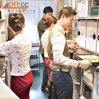 服務處不算寬敞，但同時有多位服務員預備食物。