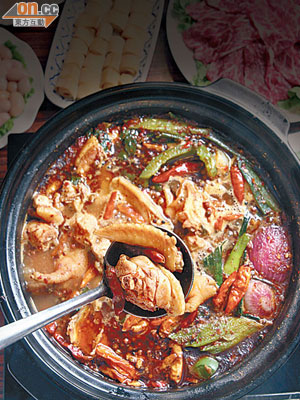 「隨變」的雞煲與別家的濃醬版本不同，由四川麻辣火鍋變奏而成，集濃香惹味與麻辣於一身。