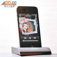設有iPhone/iPod插座，可將歌曲傳送至Soundbar播放。