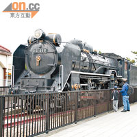 交通遊園特別闢出空間展示古舊的D51火車頭。