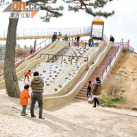 廣闊的公園劃分為多個部分，當中有專為兒童而設的玩樂設施。