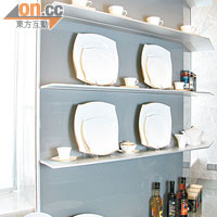 廚櫃另一邊特設掛牆式層架，用以存放餐具，層架由蜂巢式結構鋁合金骨架所製，看似單薄，卻堅固穩陣。
