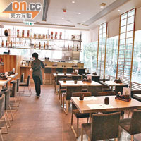 餐廳約有1,980呎，空間寬敞，以木為主的設計，感覺和諧。秋涼時，推介到餐廳的露天位置用餐，感覺更寫意。