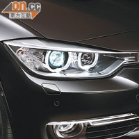 跟隨車身線條上揚的頭燈，內置LED圓燈環。