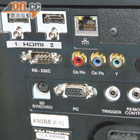 設有兩組HDMI 1.4插口，支援3D視訊，同時備有色差及VGA等。