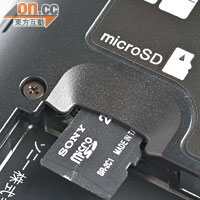 要拆除面殼跟電池才換到microSD卡。