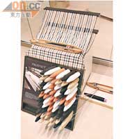 這台織布機製作了具代表性的DAKS House Check，這款經典方格沿用至今。