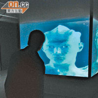 這3D人頭正跟你互動，你望着他，他也緊盯着你。