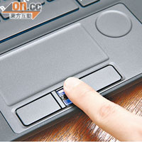 Touchpad下方有指紋辨識器，旁為圓形捲軸操控盤。