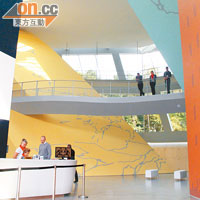 Herge博物館內共有多個展廳，以不同顏色、形式來設計，並由兩條天橋來連接。