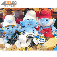 漫畫中心的店內有售3款藍精靈毛公仔，包括藍精靈爸爸、阿勇和「論盡」仔。各€15（約HK$159）