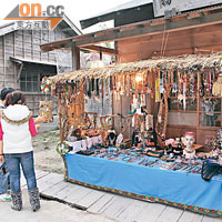 除開放作為旅遊景點外，街上還設有不少的攤檔，出售原住民的工藝品。