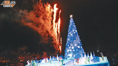 高30公尺的聖誕樹着燈，配合半空的煙花及載歌載舞的演員，場面壯觀。