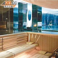 透明度十足的桑拿房，可透視恒溫泳池。