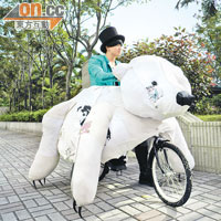 Graphic Airlines的「逃跑中的北極熊」希望大家支持以單車代步，為環保出力。