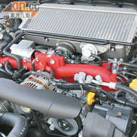多加Turbo裝置的水平對向引擎，在6,200rpm時能觸發300ps馬力。