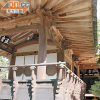 1560年為紀念李彥迪而建的心水亭，是村內10亭中最大的一個。置身亭中可眺望「無忝堂」及「香壇」。
