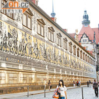 長達102米的大型壁畫國王行列（Fuerstenzug），訴說歷代君王故事。
