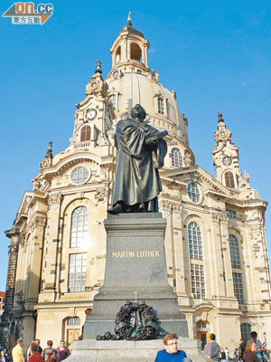 重建的聖母教堂與原裝的馬丁路德雕像，是德累斯頓的著名地標 。