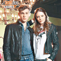 （左）Leather jacket $6,430、Shirt $1,290、Jeans $2,490<br>（右）Leather jacket $5,130、Print Tee $730、Jeans $2,090