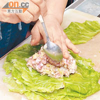 將豬肉碎鋪在椰菜葉上，再鋪上一層椰菜葉及豬肉碎，如此類推。