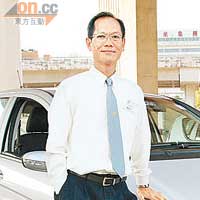 香港駕駛學院首席發展主任鍾錦雄提醒大家，開車時最好穿着輕便衣服。
