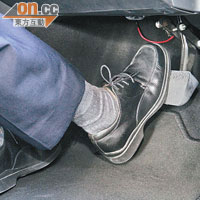 開車穿着底部較薄的鞋款，有助駕駛者更易控制腳踏深淺程度。