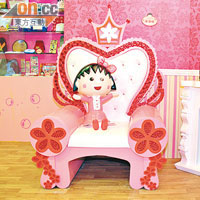 猶如公主寢室的「櫻桃子之部屋」，展示了小丸子作者的工作室設備及私人珍藏品。