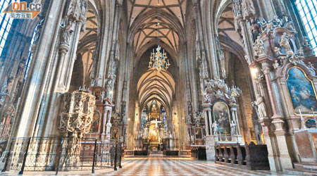 教堂主殿高達28米，加上精緻雕花，壯觀得很。