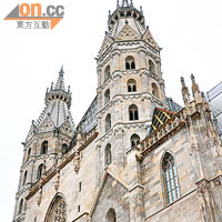 教堂分為南北兩座高塔，最高點達136.4米。