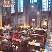 教堂日常仍然舉辦宗教活動，參觀時切記安靜。
