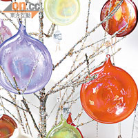 Jim Marvin設計的聖誕裝飾取材自世界各地，圖中的Ornaments便用上台灣玻璃，顏色迷幻多姿。$90~$120/件