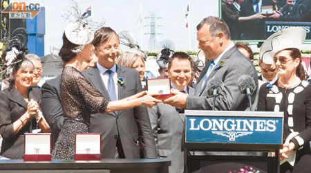 Chiling特別飛抵澳洲擔任The LONGINES Mackinnon Stakes麥堅倫錦標賽的頒獎嘉賓。