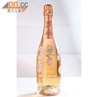 Perrier Jouët Belle Epoque Rose 2002 $4,048（g）<BR>採用香檳區古法醞釀，混合紅、白葡萄酒釀製成玫瑰香檳。入口細滑，橙花、草莓、桑子、雲呢拿等味道餘韻悠長，最適合配襯烤龍蝦。