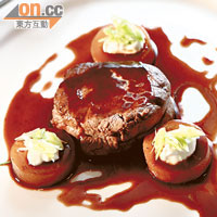 Prime Angus Beef Filet with Potatoes, Garnish with Scallions and Sour Cream（Mirror Tasting Menu每位$998起）<br>將美國Prime級安格斯牛柳煮至Medium，入口嫩滑，蘸點燒汁及紅酒汁，更惹味！