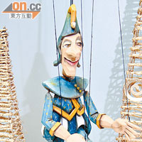 木偶大師Fiala的作品，以簡約風格聞名，有別於傳統木偶的繁複設計。