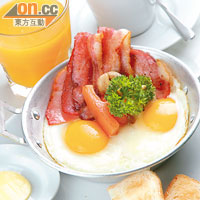 Eggs and Bacon in Pan+Coffee or Tea+Juice  $138<BR>香港店的營業時間較泰國早，故特設早餐時段，早餐Recipe跟足當地，很豐富。