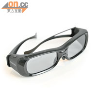 跟機送兩副3D眼鏡，採用主動快門式技術，比上一代3D眼鏡更輕。