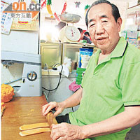差不多80歲的老闆黃連冰不時親身落場製作餅食。
