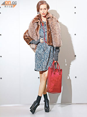 豹紋dress$2,880<br>Faux fur jacket$5,680<br>浣熊scarf$2,580<br>黑色ankle boots$2,380<br>頸鏈$680<br>針織長手套$380<br>手袋未定價