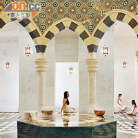 在大理石建造的大浴場內，可以享受到一個正宗土耳其浴。
