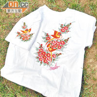 不少遊客以白色T-shirt作畫布，製成品感覺充滿泰國風情。