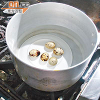 Steps<br>將鵪鶉蛋放在攝氏63度的水中，用碟墊着鵪鶉蛋，維持這溫度烚半小時備用。